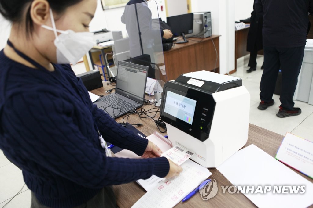 An election worker conducts a trial run for overseas voting at the South Korean consulate general in Almaty, Kazakhstan, on Feb. 21, 2022. (Yonhap)