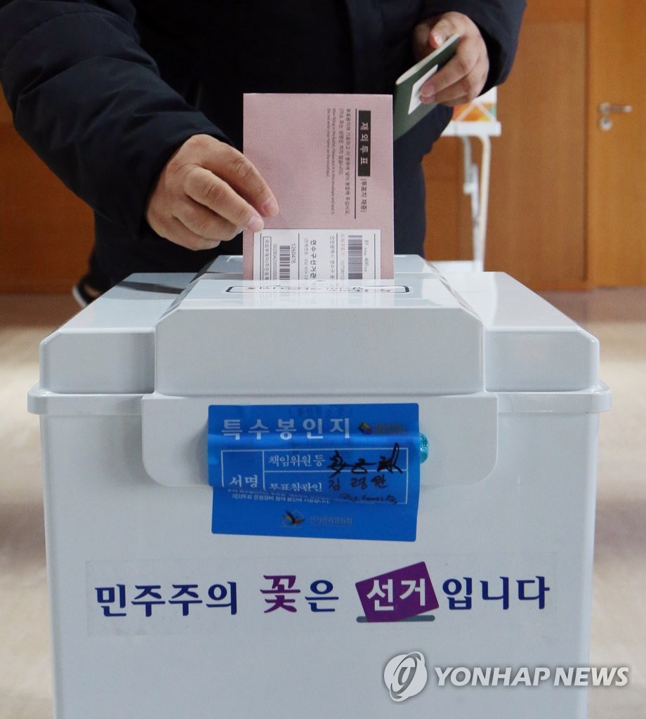 北京の大使館に設置された投票所で一票を投じる有権者＝２３日、北京（聯合ニュース）