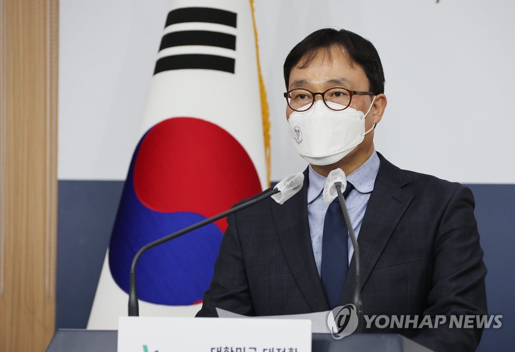 This file photo, taken Feb. 24, 2022, shows Choi Young-sam, foreign ministry spokesperson, speaking during a press briefing at the ministry in Seoul. (Yonhap)