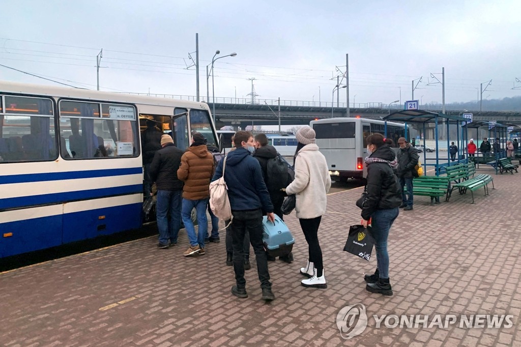 버스에 오르는 우크라이나 키예프 시민들