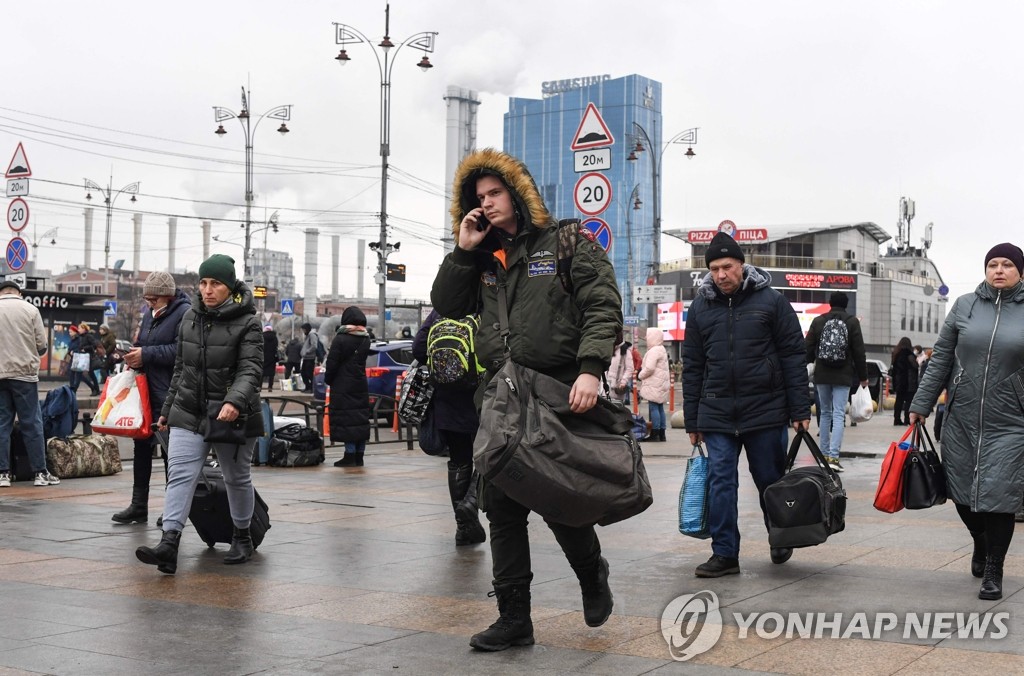 공습경보 발령 속 가방 들고 바삐 걸어가는 키예프 시민들