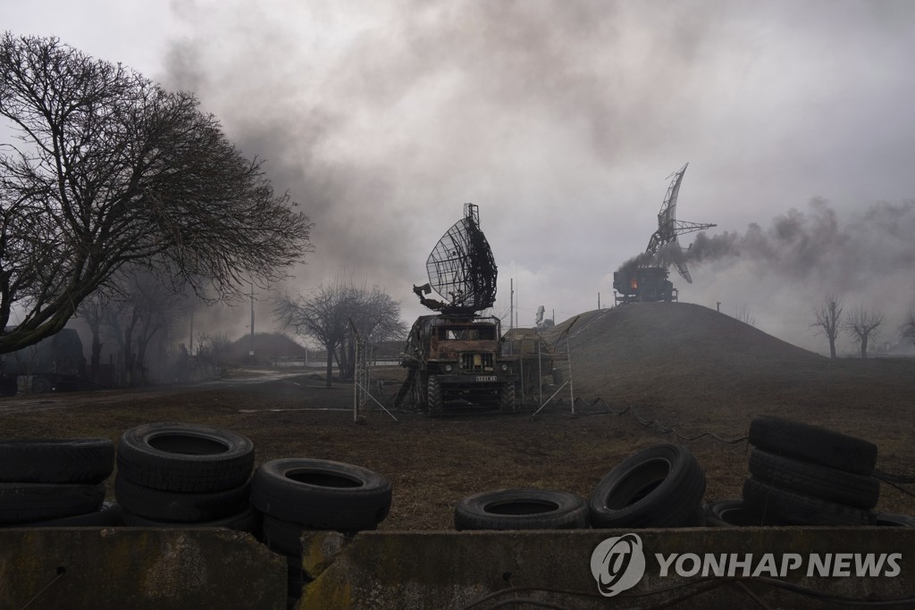 러시아군 폭격에 연기 치솟는 우크라이나 마리우폴 방공기지