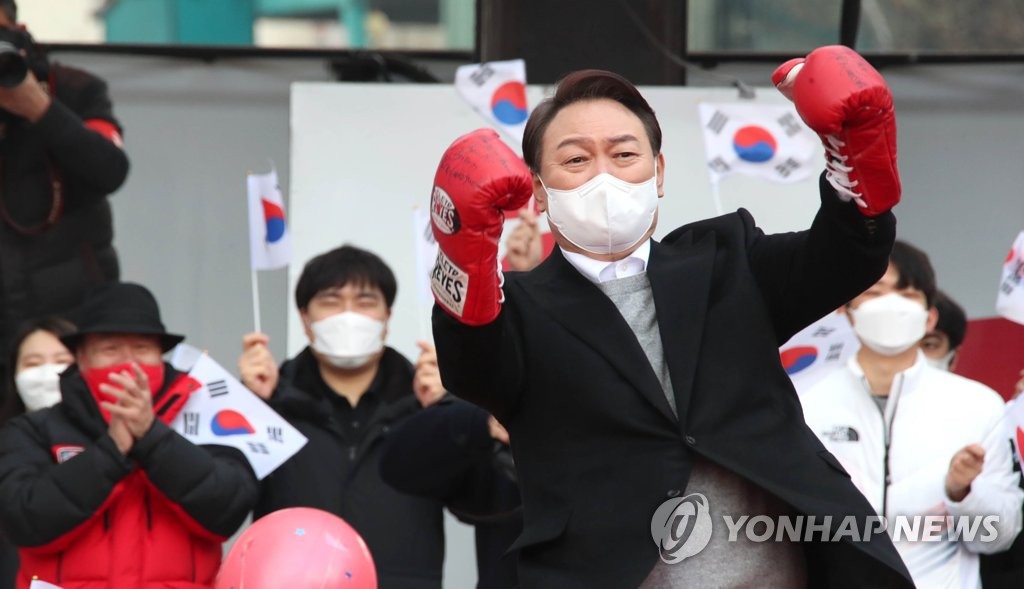 Yoon Suk-yeol, the presidential candidate of the main opposition People Power Party, makes his signature uppercut gesture during a campaign stop in Seoul on March 1, 2022. (Pool photo) (Yonhap)