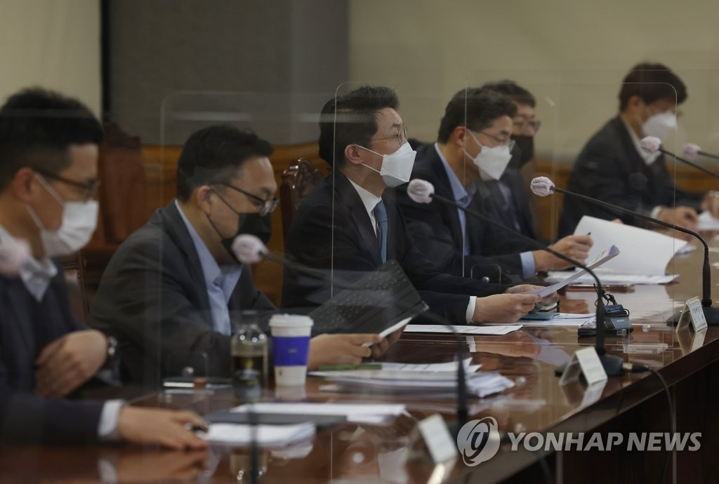 This file photo, taken March 3, 2022, shows South Korean government officials holding a task force meeting to respond to the Ukraine crisis. (Yonhap)