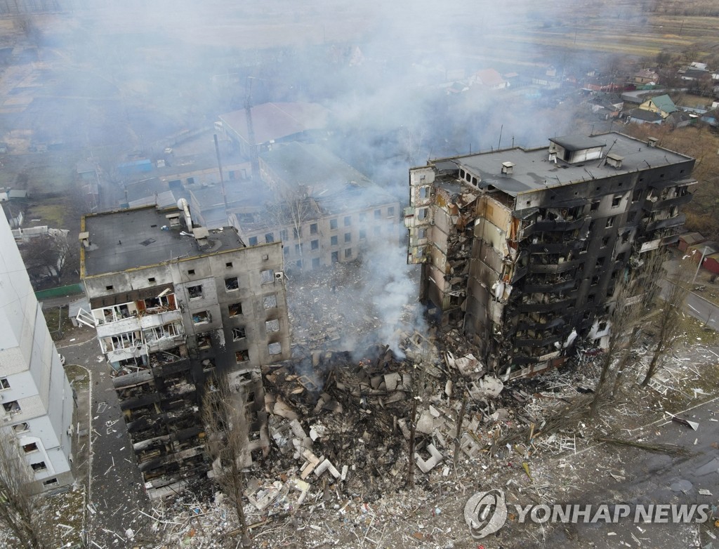 러시아군 무차별 폭격에 초토화한 우크라이나 키이우 외곽 아파트