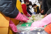 반찬 준비하는 봉사단원