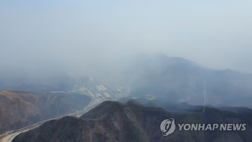 [동해안 산불] 바람에 웃고 연무에 울고…강원 주불진화 난항