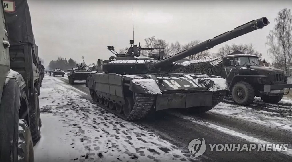 우크라 키이우 인근서 이동하는 러시아군 탱크