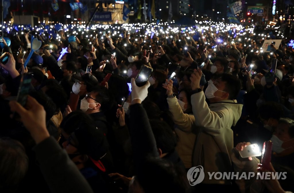 Supporters sing a song during Lee Jae-myung's campaign rally in Seoul on March 8, 2022. (Pool photo) (Yonhap)