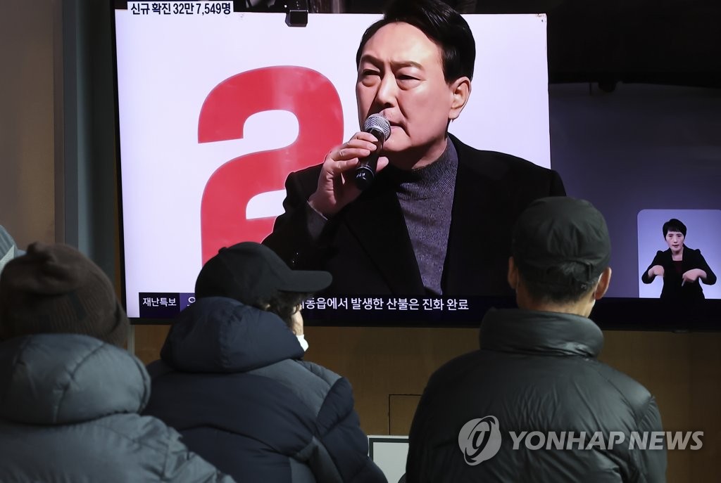 윤석열 당선인 뉴스 보는 시민들