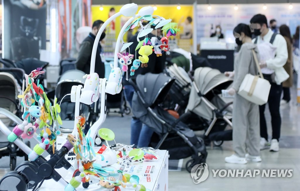 La foto de archivo muestra unos cochecitos siendo mostrados en una exhibición de productos para bebé, el 10 de marzo de 2022, en Goyang, al norte de Seúl.