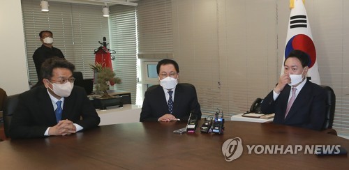 الرئيس المنتخب "يون" يلتقي مع مساعدي الرئيس مون