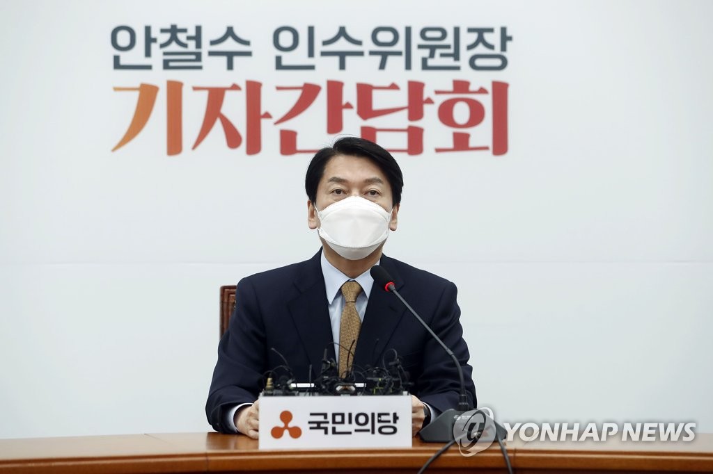 Ahn Cheol-soo, the head of President-elect Yoon Suk-yeol's transition committee, speaks to reporters at the National Assembly in Seoul on March 14, 2022. (Pool photo) (Yonhap)