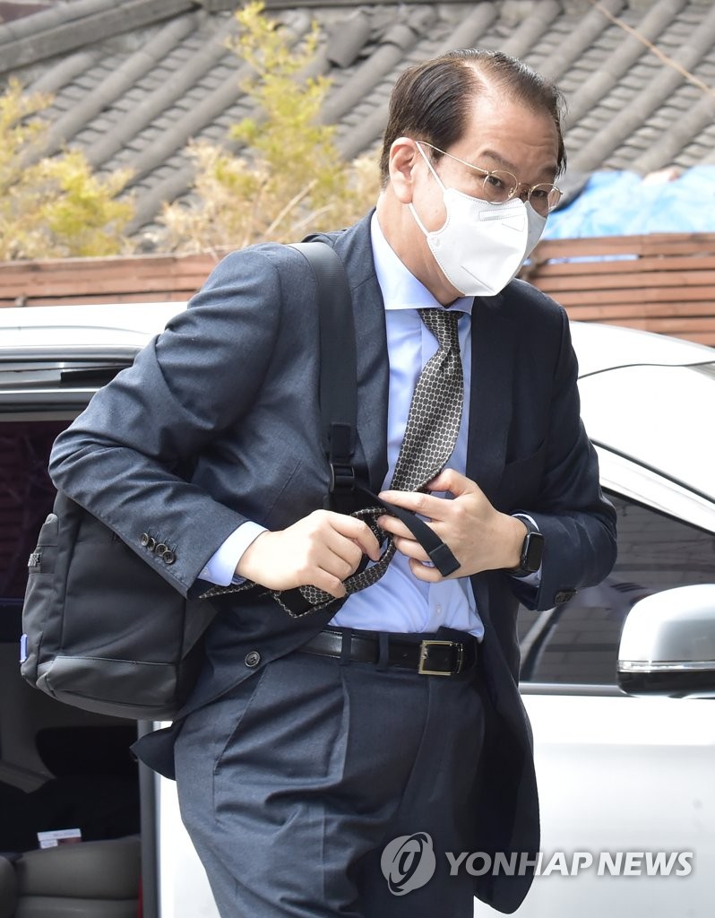 Kwon Young-se, deputy chief of President-elect Yoon Suk-yeol's transition committee, arrives at the committee's office in Seoul on March 17, 2022, as it is in the process of taking over the administration and setting the Yoon government's agenda for the next five years. (Pool photo) (Yonhap)