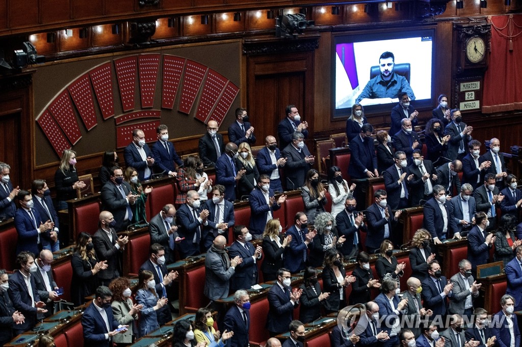 '화상 연설' 우크라 대통령에게 기립박수 보내는 이탈리아 의원들