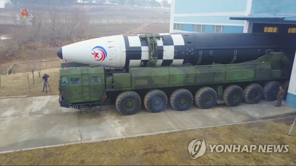 북한, '신형ICBM 화성-17형' 시험발사 영상 공개