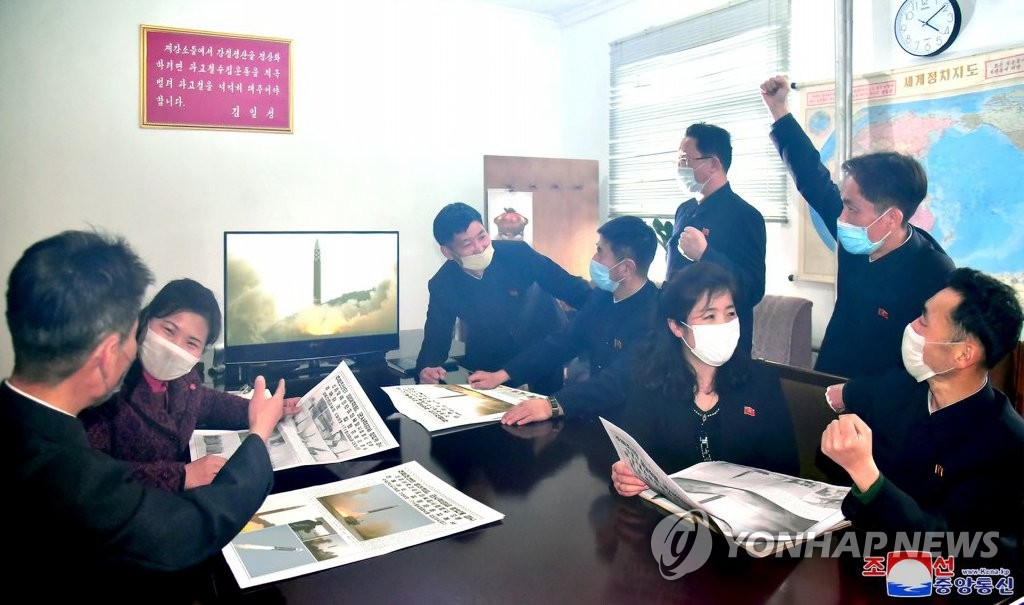 '화성-17형' 시험발사 소식보는 북한 주민들