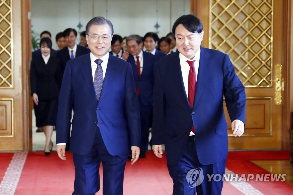 الرئيس مون والرئيس المنتخب يون يعقدان أول اجتماع بينهما اليوم - 1