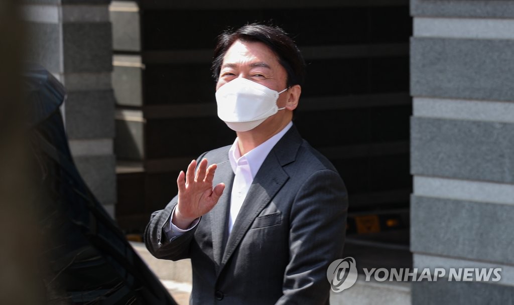 In this file photo, Ahn Cheol-soo, chairman of the presidential transition committee, reacts to reporters outside its office building in Seoul on March 27, 2022. (Yonhap)
