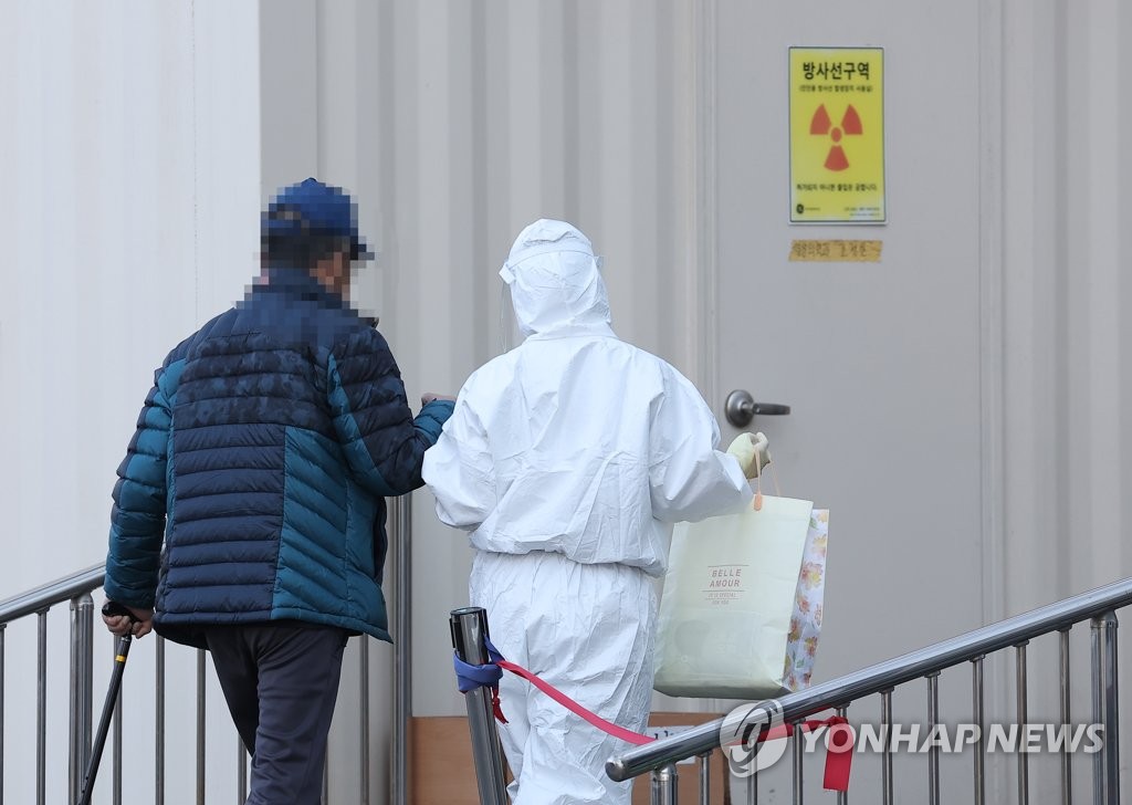感染者を案内する医療従事者（資料写真）＝（聯合ニュース）