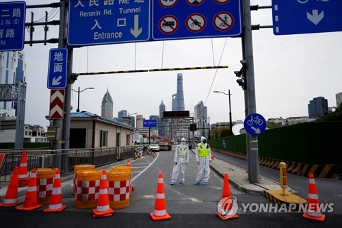 '코로나 봉쇄령' 속 통행 통제하는 中 상하이 경찰