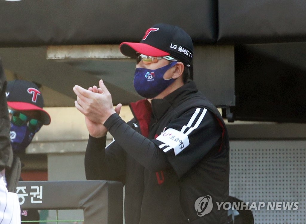 In this file photo from April 3, 2022, LG Twins' manager Ryu Ji-hyun reacts to a play during the top of the fourth inning of a Korea Baseball Organization regular season game against the Kia Tigers at Gwangju-Kia Champions Field in Gwangju, some 330 kilometers south of Seoul. (Yonhap)