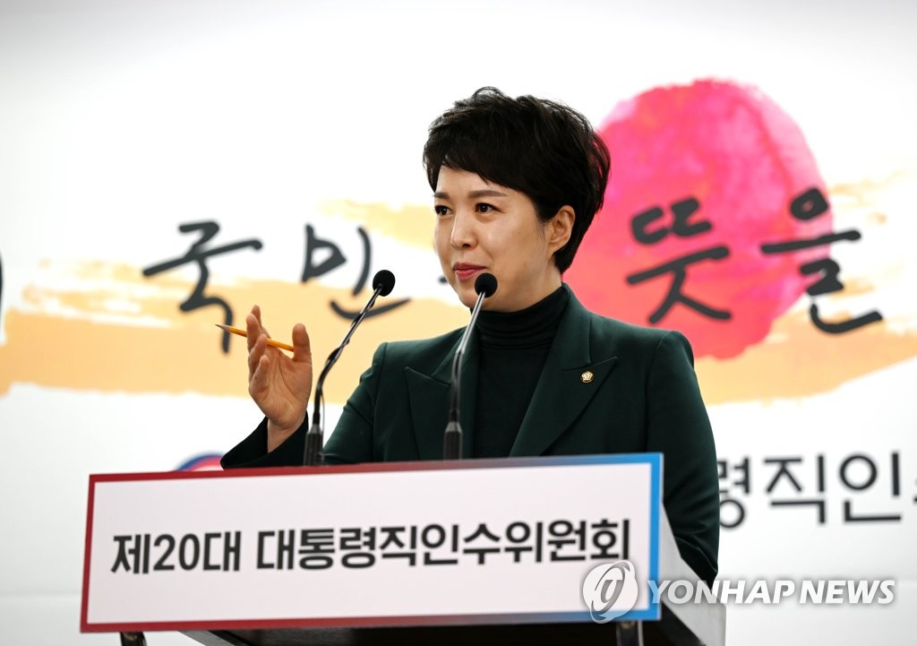 Kim Eun-hye, the spokesperson of President-elect Yoon Suk-yeol, gives a press briefing at the transition team's office in Seoul on April 5, 2022. (Pool photo) (Yonhap)
