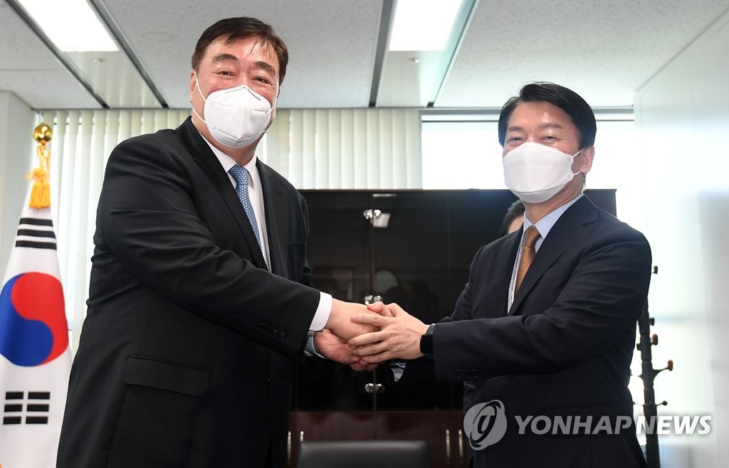 Ahn Cheol-soo, the chairman of President-elect Yoon Suk-yeol's transition committee, shakes hands with Chinese Ambassador to Seoul Xing Haiming at the committee's office in Seoul on April 6, 2022. (Pool photo) (Yonhap)