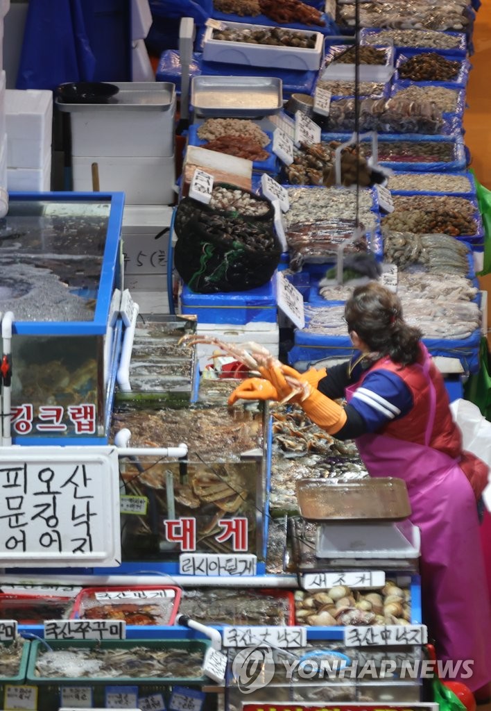 절반 수준으로 떨어진 대게 가격