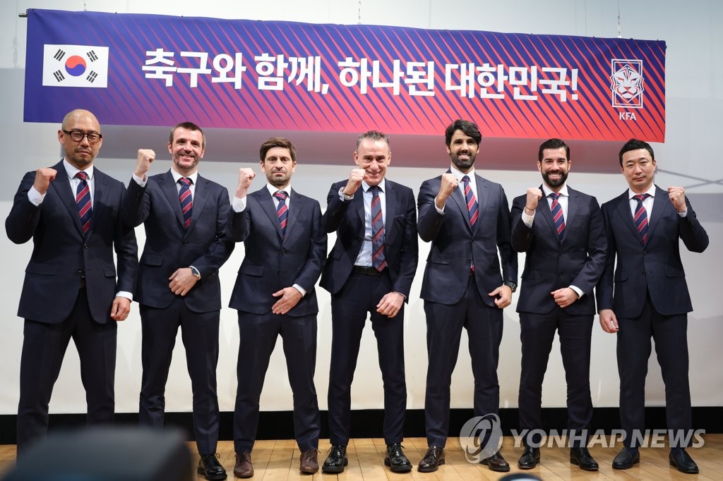 Members of the coaching staff for the South Korean men's national football team pose for a group photo after a press conference by head coach Paulo Bento (C) at the National Football Center in Paju, Gyeonggi Province, on April 7, 2022. From left: assistant coach Michael Kim, fitness coach Pedro Pereira, senior assistant coach Sergio Costa, Bento, assistant coach Filipe Coelho, goalkeeping coach Vitor Silvestre, and assistant coach Choi Tae-uk. (Yonhap)