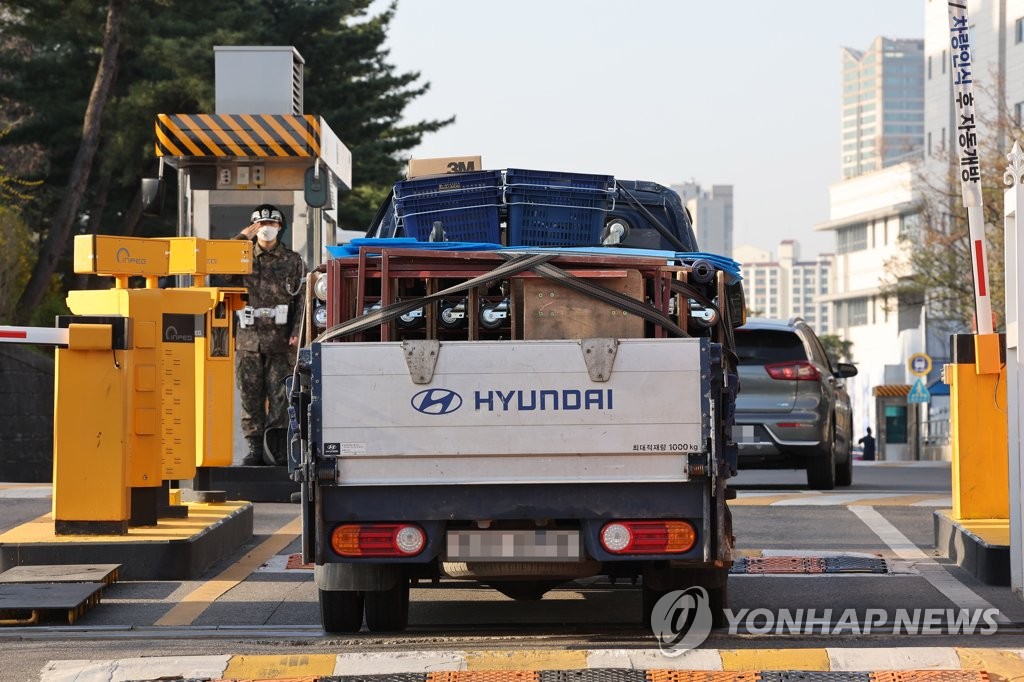 Moving trucks enter the front gate of the defense ministry in Seoul on April 8, 2022, as work to move the defense ministry in stages began the same day in connection with the relocation of the presidential office from Cheong Wa Dae to the ministry's building. (Yonhap)