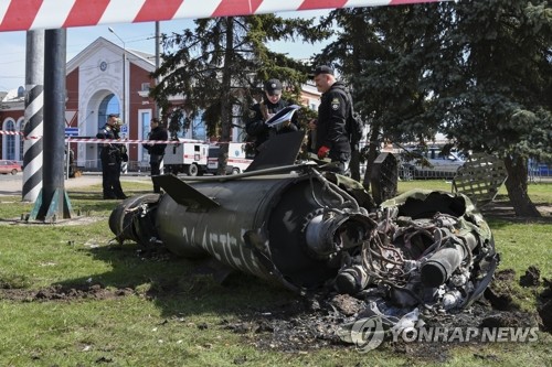 '러시아군 로켓 공격' 30여명 사망자 발생한 우크라 철도역