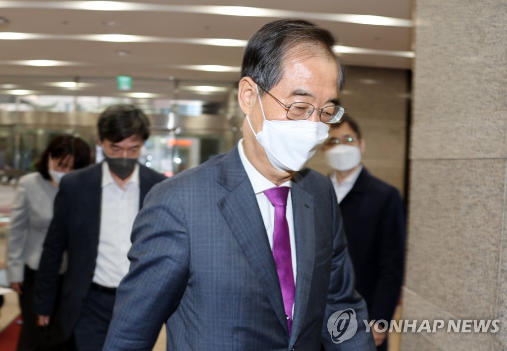 Prime Minister nominee Han Duck-soo heads to his office in Seoul on April 11, 2022. (Yonhap)