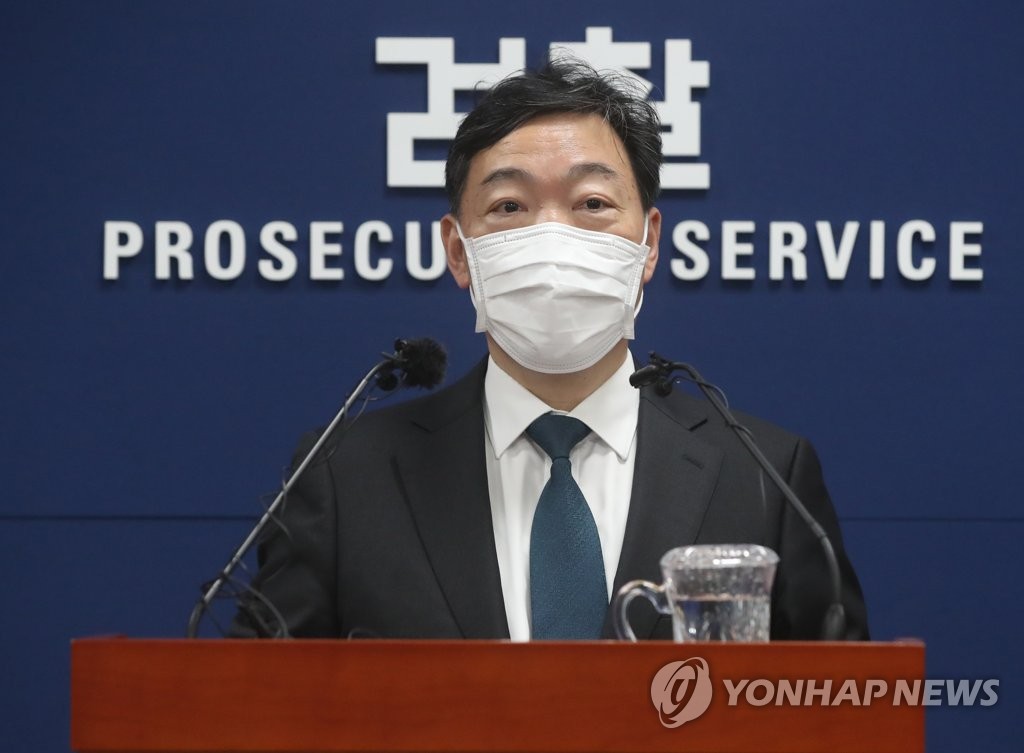 Prosecutor General Kim Oh-soo speaks during a press conference on prosecution reform at the Supreme Prosecutors Office in southern Seoul on April 13, 2022. (Pool photo) (Yonhap)
