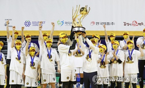 여자농구 KB, 3년 만에 통합 우승 달성…MVP는 박지수(종합)