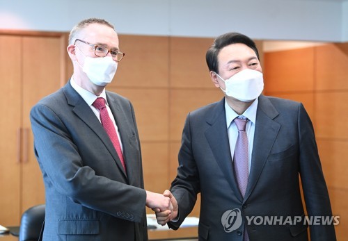 Rencontre entre Yoon et le nouvel ambassadeur britannique