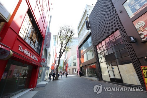 This file photo, taken April 15, 2022, shows closed shops in the shopping district of Myeongdong in central Seoul amid the COVID-19 pandemic. (Yonhap)