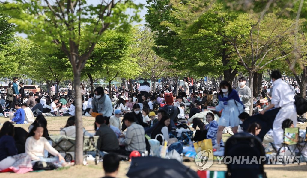 Han River Park in southern Seoul is crowded with people on April 17, 2022. (Yonhap)