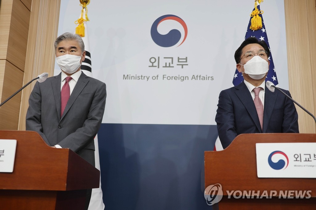 South Korea's top nuclear envoy, Noh Kyu-duk (R), and his U.S. counterpart, Sung Kim, address a press conference following their talks at the foreign ministry in Seoul on April 18, 2022. (Yonhap)