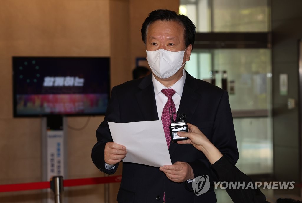 Health minister nominee Chung Ho-young reads a statement at his office in Seoul on April 19, 2022. (Yonhap) 