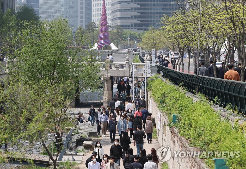 서울 청계천에서 시민들이 산책을 즐기고 있다. [연합뉴스 자료사진]