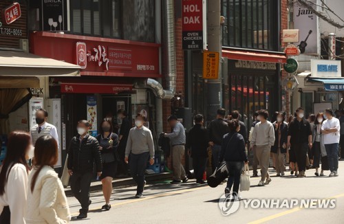 사회적 거리두기가 전면 해제된 가운데 서울 종로의 거리가 점심 식사를 나온 직장인들로 붐비고 있다. [연합뉴스 자료사진]