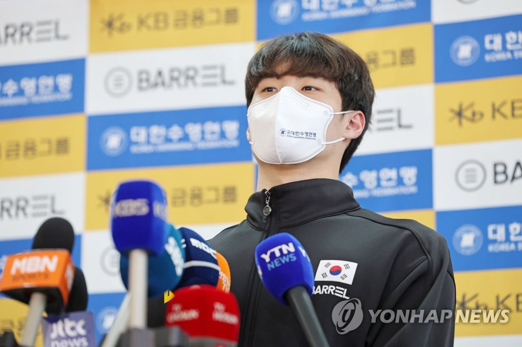In this file photo from April 20, 2022, South Korean swimmer Hwang Sun-woo speaks to reporters at Incheon International Airport, west of Seoul, before departing for Australia for training camp. (Yonhap)