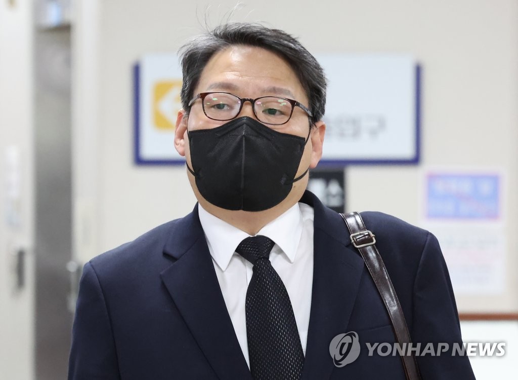 '김학의 불법 출금' 관련 공판 향하는 이광철 전 청와대 민정비서관