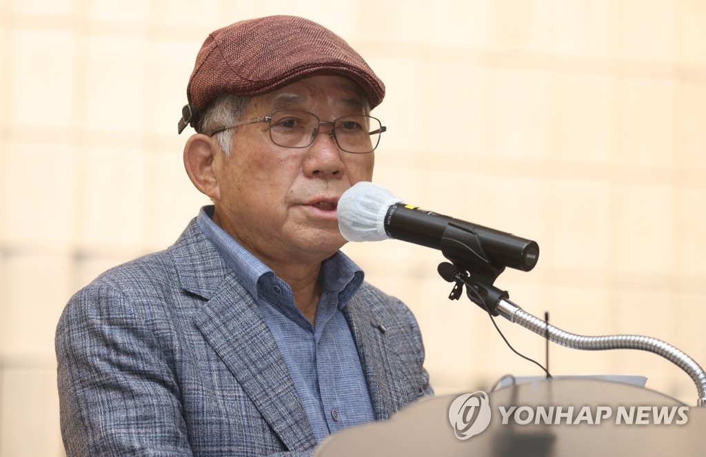 '풀꽃' 낭송하는 나태주 시인