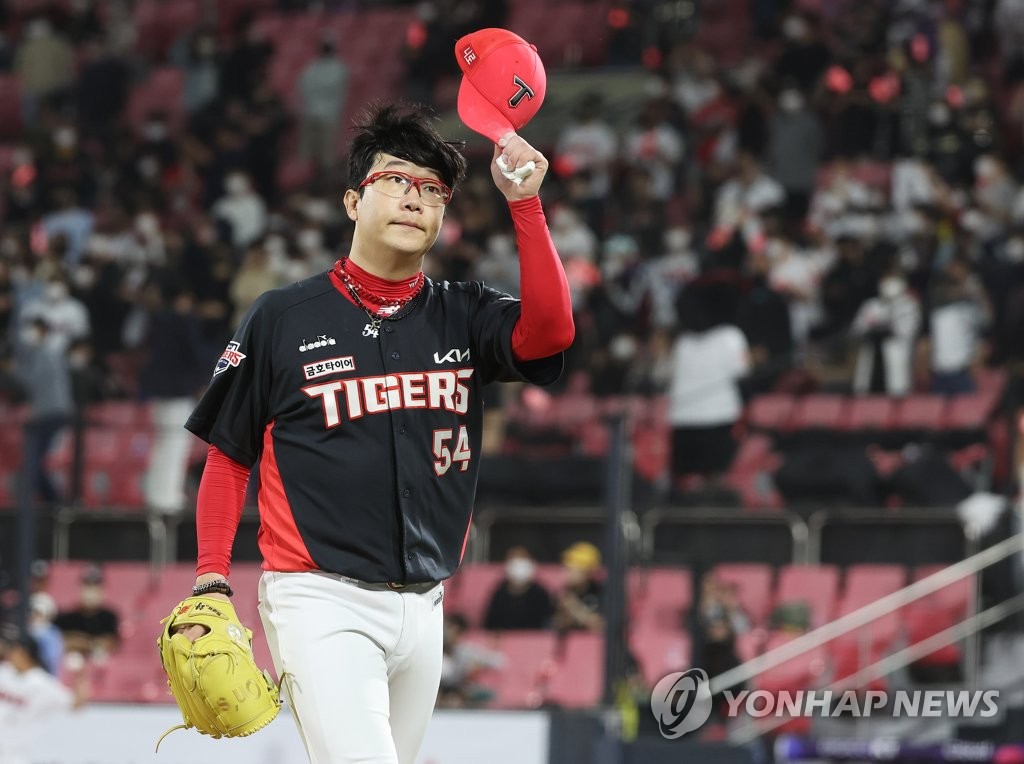 Yang Hyeon-jong of the Kia Tigers tips his cap toward fans as he leaves the mound during the bottom of the seventh inning of a Korea Baseball Organization regular season game against the KT Wiz at KT Wiz Park in Suwon, 45 kilometers south of Seoul, on April 26, 2022. (Yonhap)