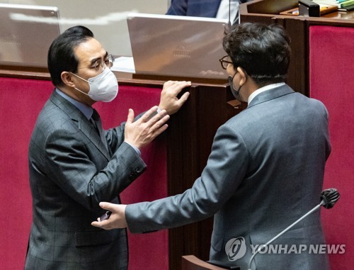 더불어민주당 박홍근 원내대표(왼쪽)와 국민의힘 권성동 원내대표