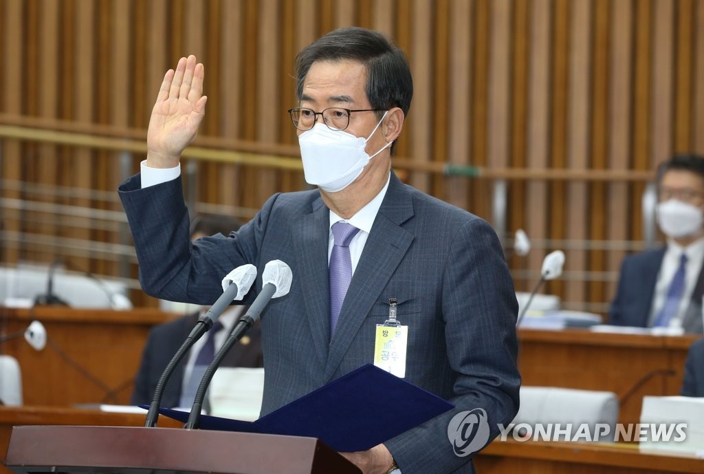 La foto muestra a Han Duck-soo, nominado a primer ministro por el Gobierno entrante del presidente electo, Yoon Suk-yeol, prestando juramento, el 2 de mayo de 2022, durante su audiencia de confirmación, en la Asamblea Nacional, en Seúl. (Foto del cuerpo de prensa. Prohibida su reventa y archivo)