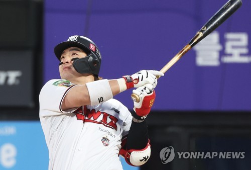 (LEAD) Park Byung-ho widens gap on KBO homer leaderboard in renaissance season