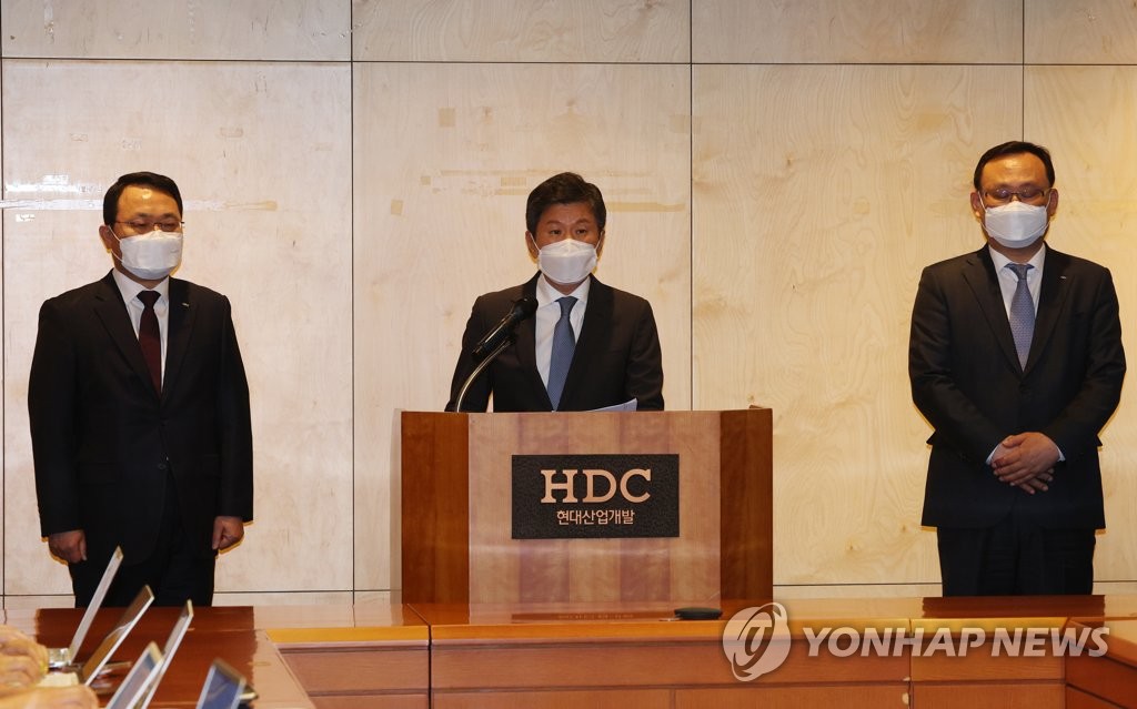 Le patron de HDC, Chung Mong-gyu, donne une conférence de presse le mercredi 4 mai 2022 au siège social à Séoul. 